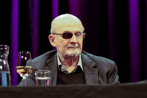 Salman Rushdie perdeu o olho direito num atentado em 2022