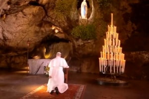 A oração silenciosa do Papa Leão XIV na Gruta das Aparições no santuário de Lourdes