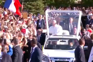 Papa Leão XIV celebra missa para milhares de fiéis em Lourdes