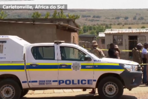 Pelo menos 27 mortos em dois tiroteios em massa perto das duas maiores cidades da África do Sul
