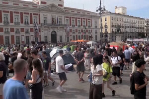 Centenas de pessoas acamparam no centro de Madrid em protesto contra crise na habitação e despejo de idosa