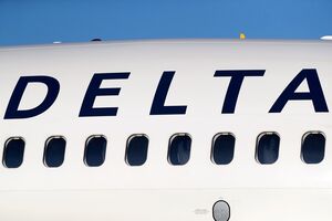 Avião da Delta aterra no aeroporto do Porto