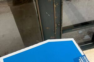 Caixa de pizza da Domino's pede para usar a app para promoções exclusivas