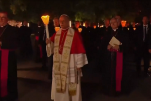 Papa Leão XIV reza o terço em procissão de velas com milhares de fiéis em Lourdes 