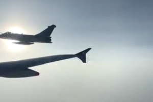 Caças da Força Aérea francesa escoltam avião do Papa Leão XIV durante voo em França 