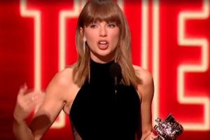 Taylor Swift dedica prémio nos VMAs à “showgirl por excelência, Dolly Parton" 