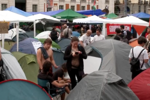 Ativistas mantêm acampamento em praça no centro de Madrid contra crise de habitação e despejos 