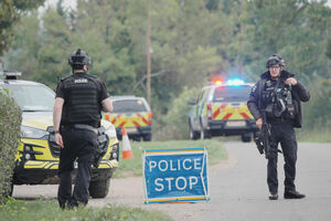 Polícias bloqueiam estrada para a RAF Fairford após incidente em Whelford, Reino Unido