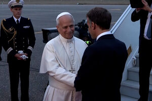 Papa Leão XIV despede-se de França após encontro com Macron em Nancy
