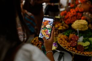 Natura celebra 30 anos com coleção revelada por fãs num evento comunitário