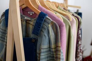 Roupas de mulher em arara com etiqueta "Natura"