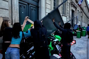 Estudantes bloqueiam escolas em Paris no segundo dia de protesto por mais recursos na educação 