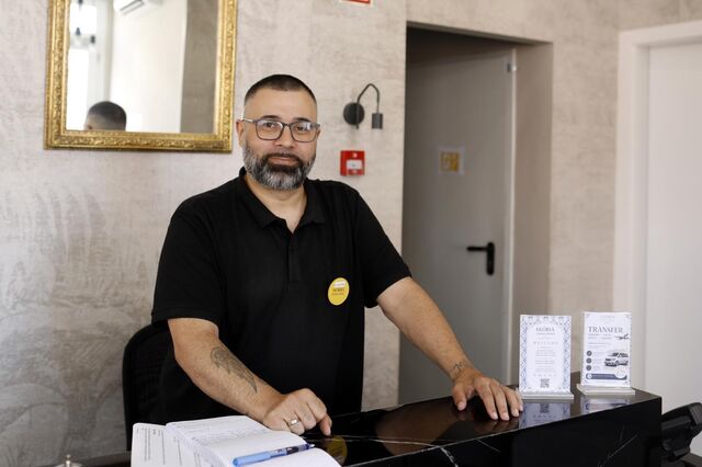 O chefe de recepção Luís Amado repara na curiosidade dos turistas acerca da tragédia