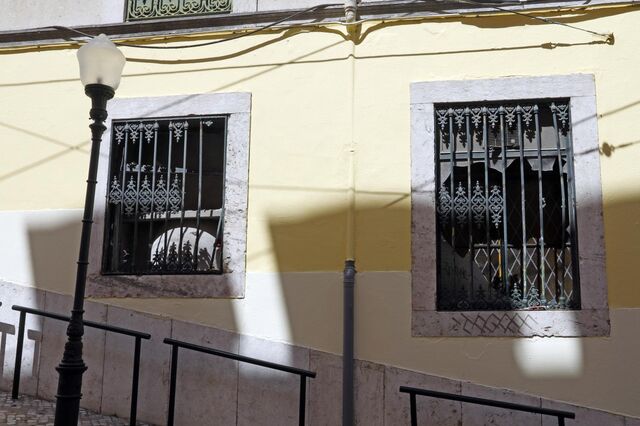 As grades contorcidas e os vidros partidos evidenciam o embate 