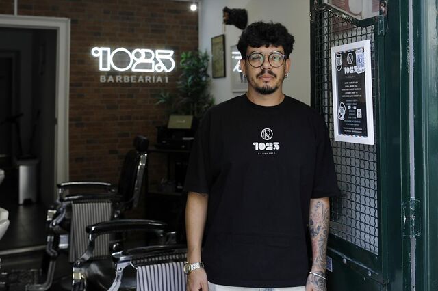 No dia do acidente, os clientes do barbeiro Ricardo Oliveira ligaram-lhe para saber se ele estava bem