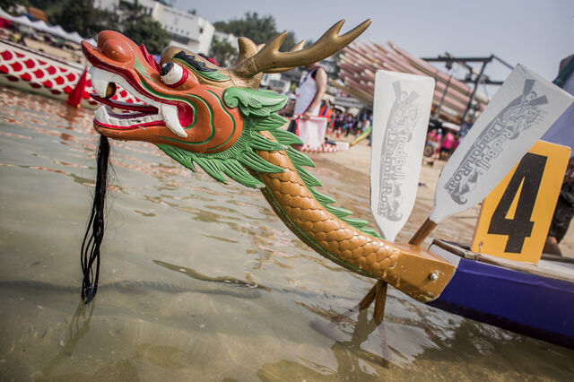Os barcos-dragão são decorados com cabeças do animal mítico chinês