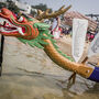 Os barcos-dragão são decorados com cabeças do animal mítico chinês