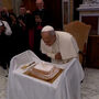 Papa Leão XIV fez 71 anos e soprou as velas na biblioteca do Vaticano
