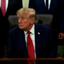 'São notícias falsas': Trump bane CNN, Politico e MS NOW da Casa Branca