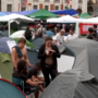 Ativistas mantêm acampamento em praça no centro de Madrid contra crise de habitação e despejos 