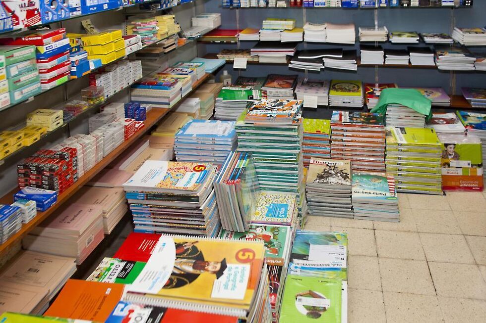 Livro escolar de diversos anos e preços. 
