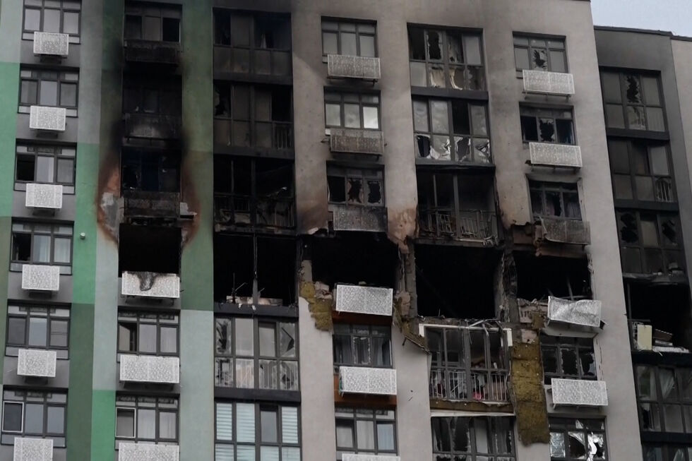 Ataque russo atinge edifício residencial de 16 andares em Kiev