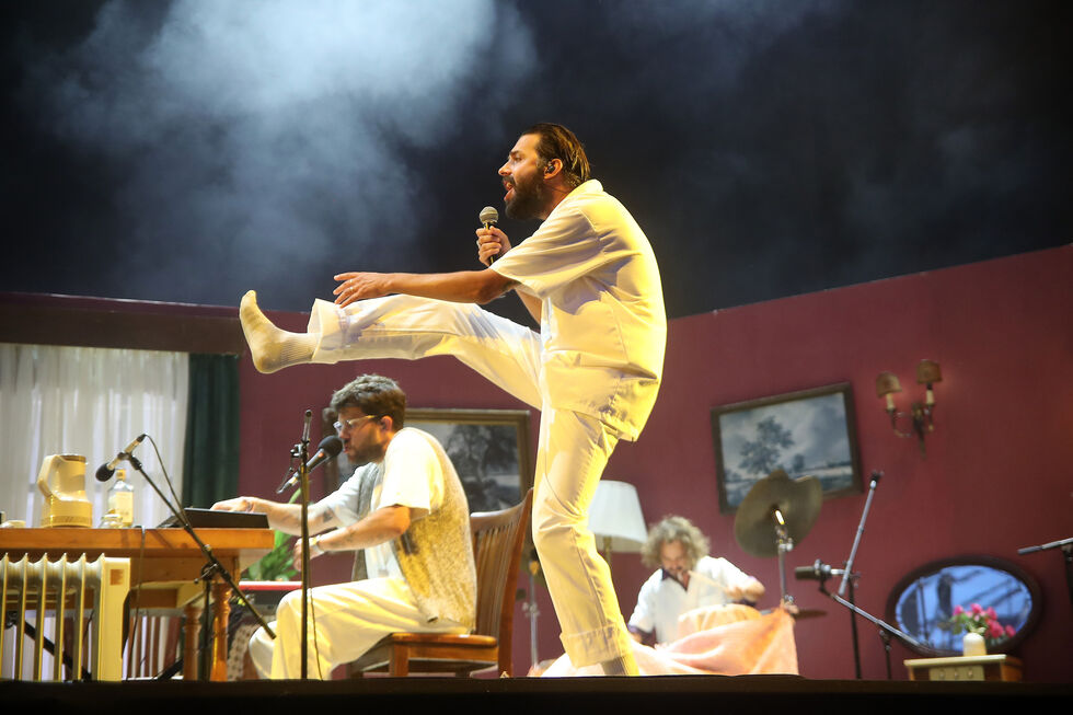 Salvador Sobral em palco, com a banda First Breath After Coma, num concerto dado este verão no festival Vodafone Paredes de Coura