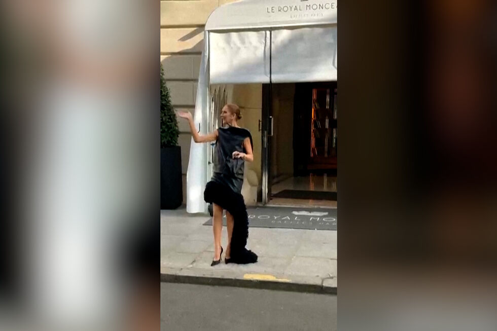 Céline Dion canta com fãs à porta do hotel em Paris