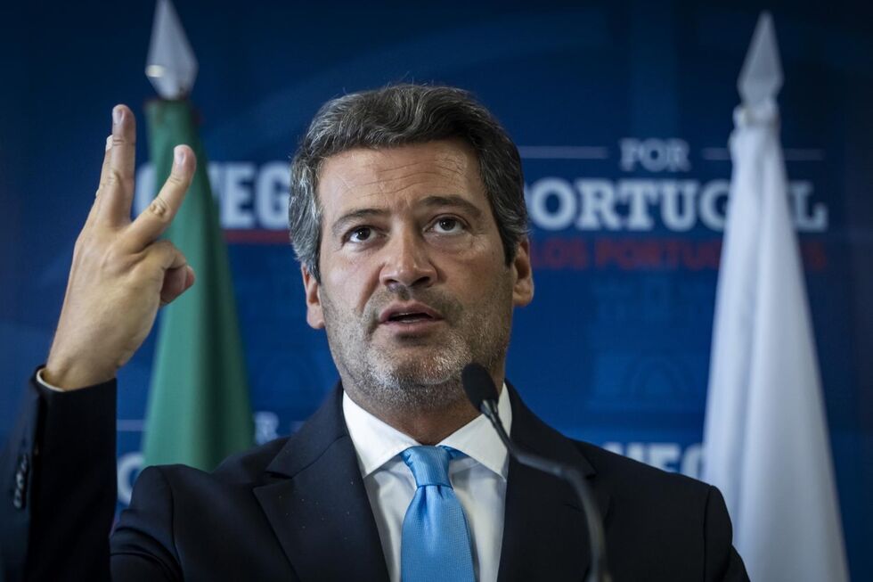O presidente do Chega, André Ventura, fala aos jornalistas