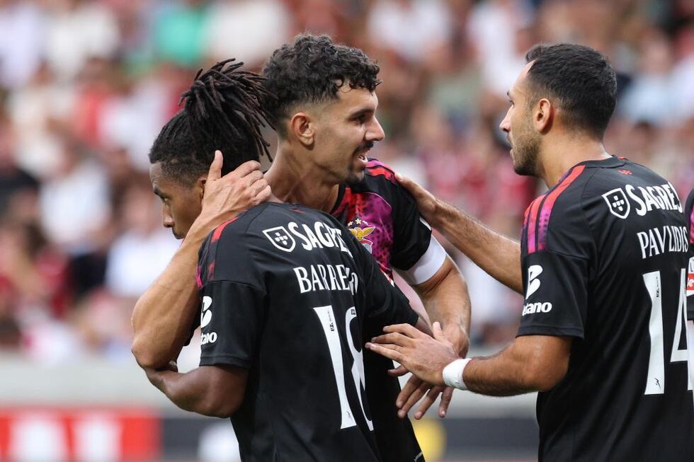 Jogadores do Benfica celebram após vitória sobre o Marítimo