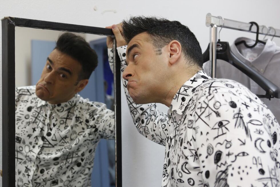 O comediante a ver-se ao espelho