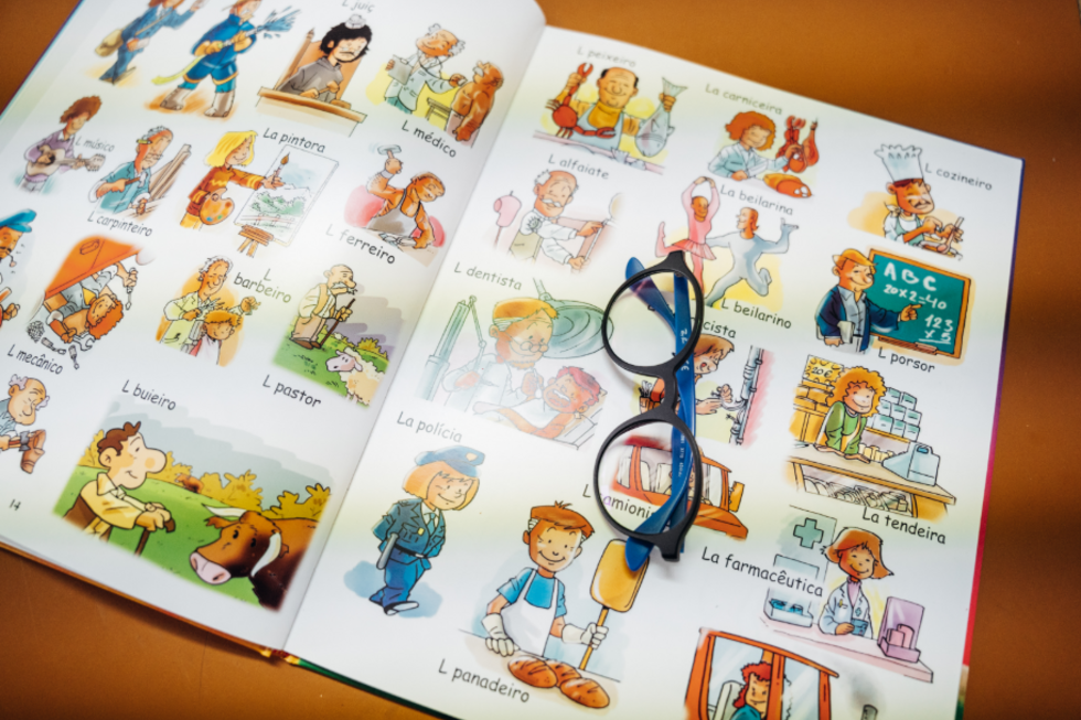 Manual em mirandês para alunos do 1.º ano em Miranda do Douro