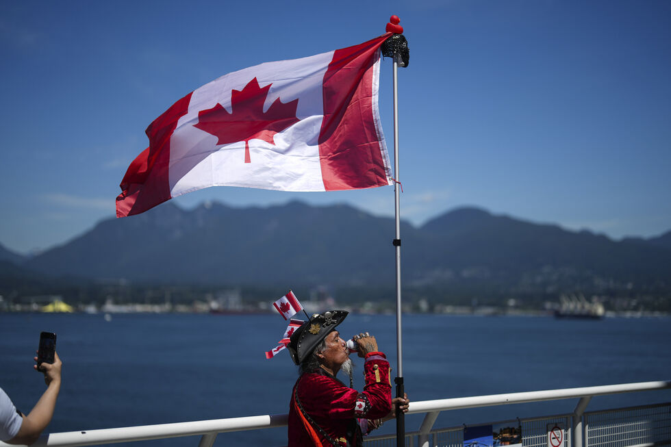 Homem bebe uma cerveja Molson Canadian