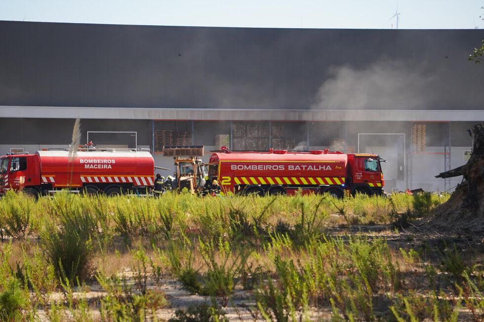 Bombeiros da Batalha combatem chamas 