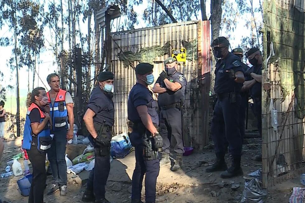 Elementos da Proteção Civil e militares da GNR 