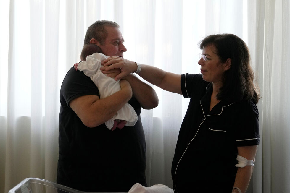 O pai Constantinos Raptis, de 60 anos, a mãe Cristina Rapti-Tzelepi, de 54, e a pequena Georgia