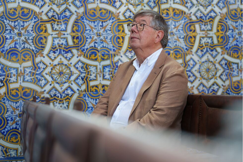 Carlos Fiolhais foi fotografado na capela de São Miguel, em Coimbra - uma sugestão do próprio, pela ligação à universidade