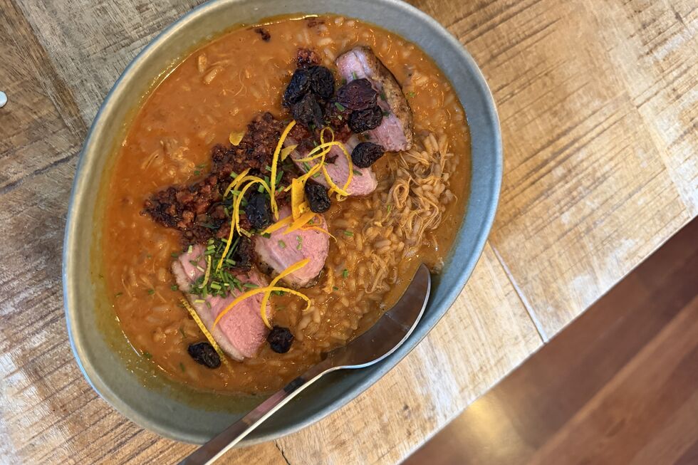 Um dos pratos mais pedidos da carta deste restaurante da Beira Interior: arroz de pato e enchidos da Beira, magret finalizado na brasa, arandos & laranja (€24)