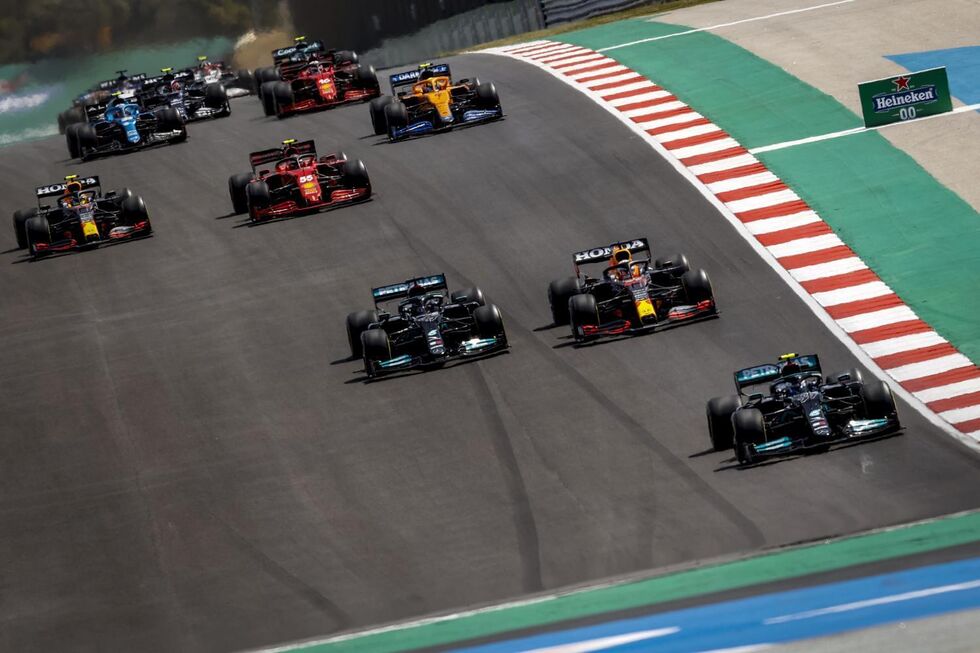 Carros na pista durante uma volta da corrida do Grande