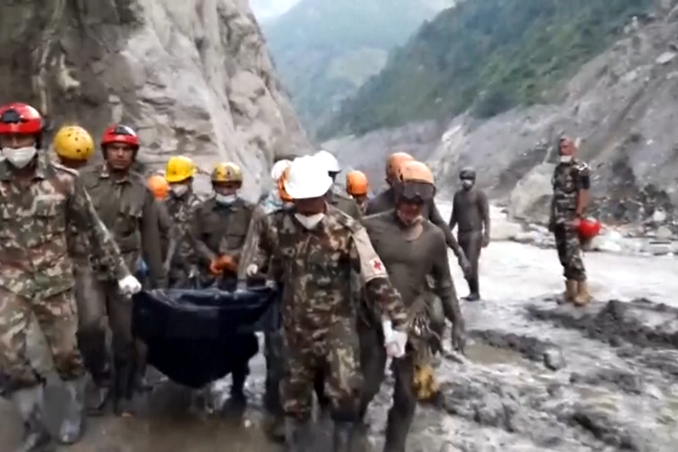 Equipas de resgate recuperam quatro corpos em túnel de central hidroelétrica no Nepal
