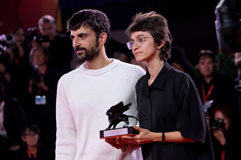 Os realizadores de "NAZA", Yuval Abraham e Rachel Szor, a receber um prémio na edição mais recente do Festival Internacional de Cinema de Veneza