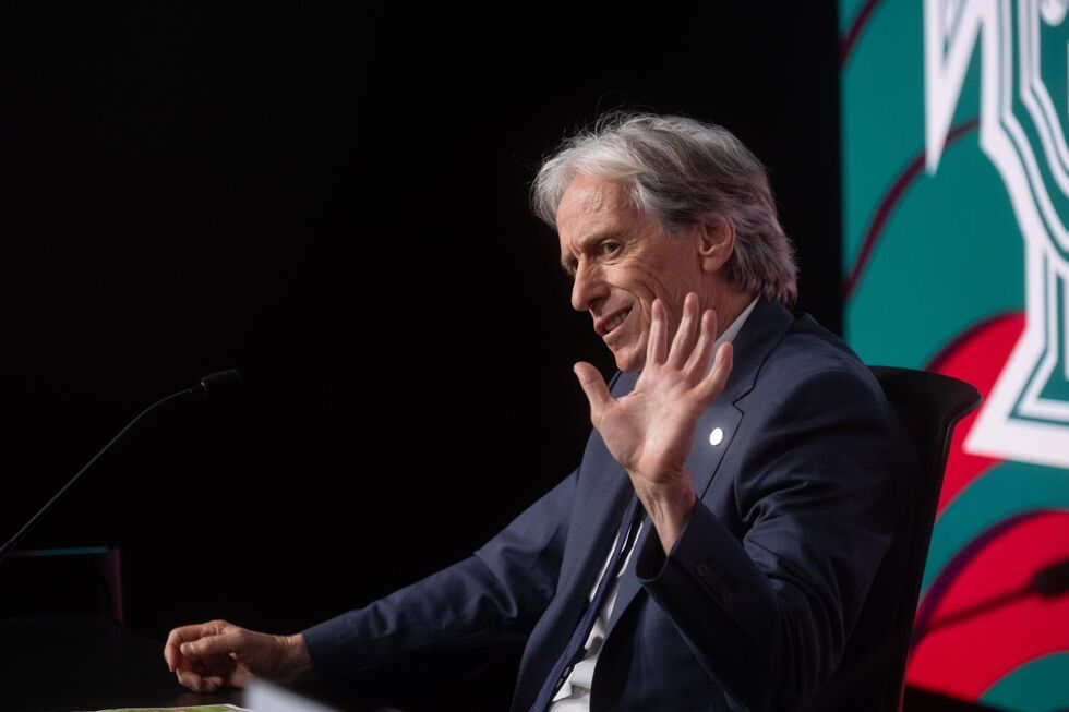 Jorge Jesus acena com a mão