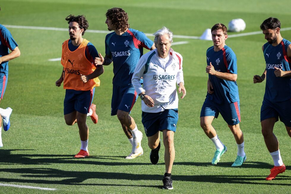 Jorge Jesus aquece com Trincão, Vitinha, Fábio Silva, Francisco Conceição e Bruno Fernandes