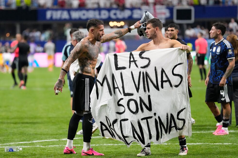 “As Malvinas são argentinas”: jogadores mostram faixa sobre território ultramarino inglês