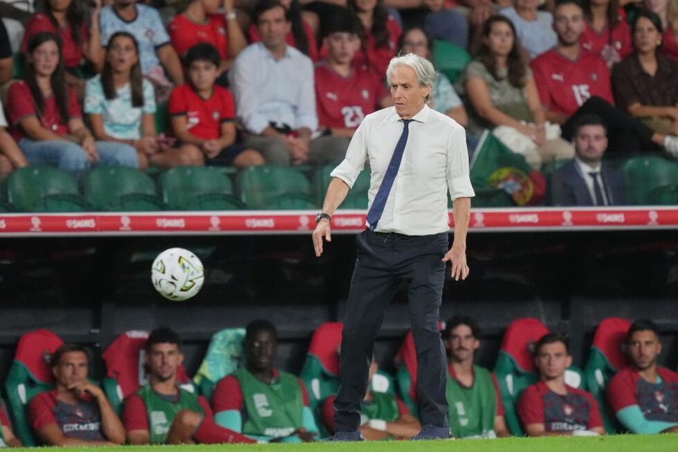 Treinador Jorge Jesus à beira do relvado, com a bola em jogo