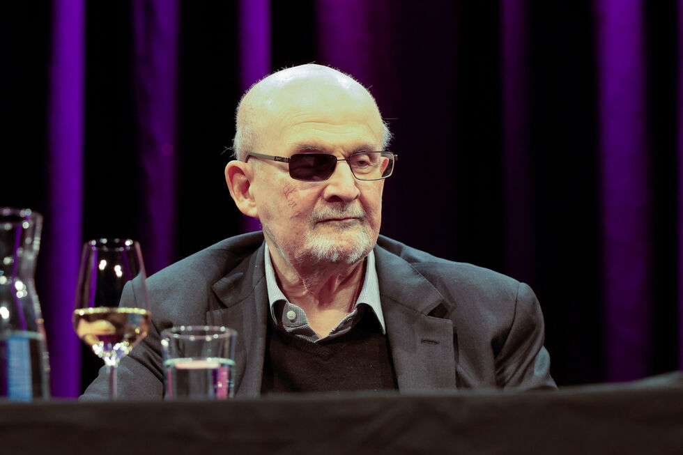 Salman Rushdie perdeu o olho direito num atentado em 2022