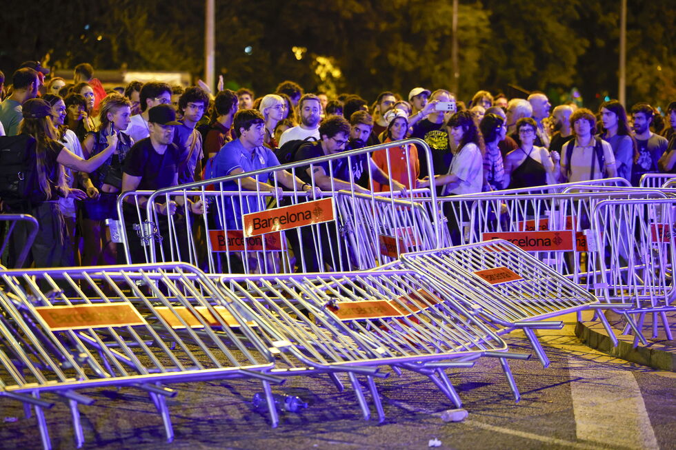 Várias pessoas protestam em Barcelona