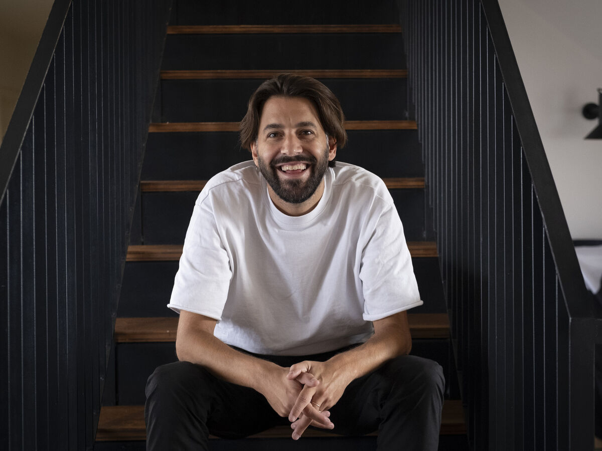 O recomeço de Salvador Sobral, entre Portugal e Brasil: "O que vou cantar quando tudo está a arder?"