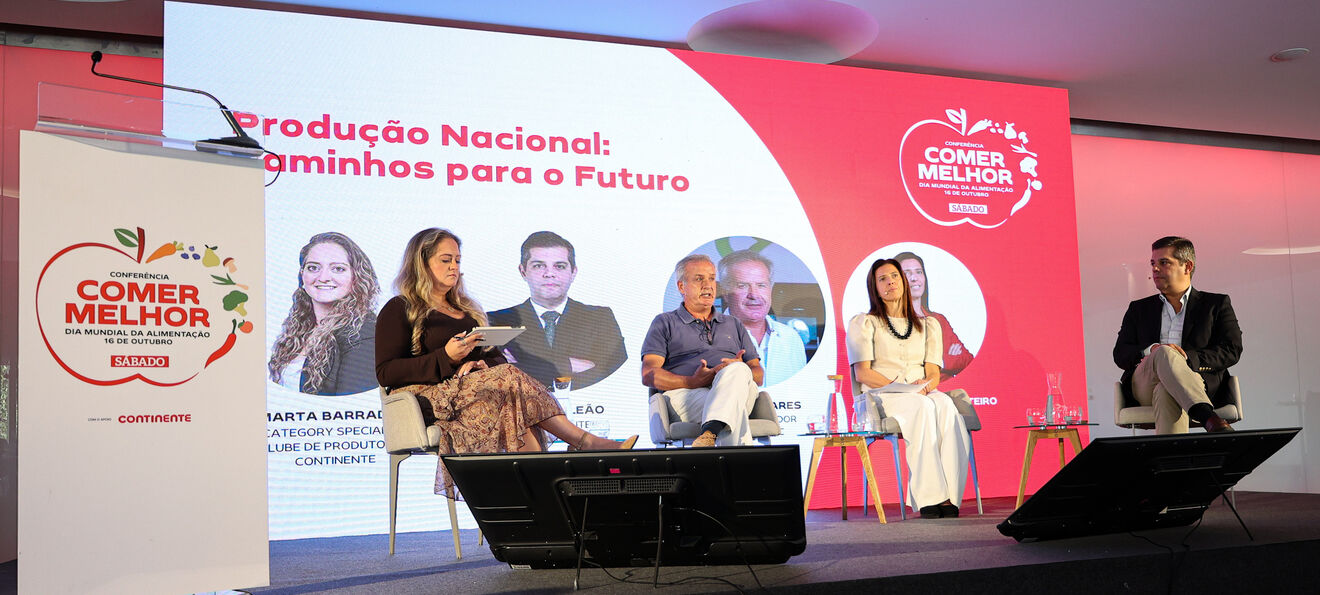 Da esquerda para a direita: Marta Barradas, category specialist no Clube de Produtores Continente; Jorge Soares, administrador da CAMPOTEC; Astride Sousa Monteiro, diretora-delegada da Associação Nacional de Produtores de Proteaginosas, Oleaginosas e Cereais; Idalino Leão, presidente da CONFAGRI.