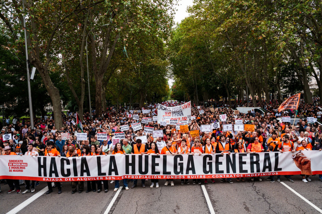 Milhares de manifestantes protestam nas ruas de Madrid pelo direito à habitação
